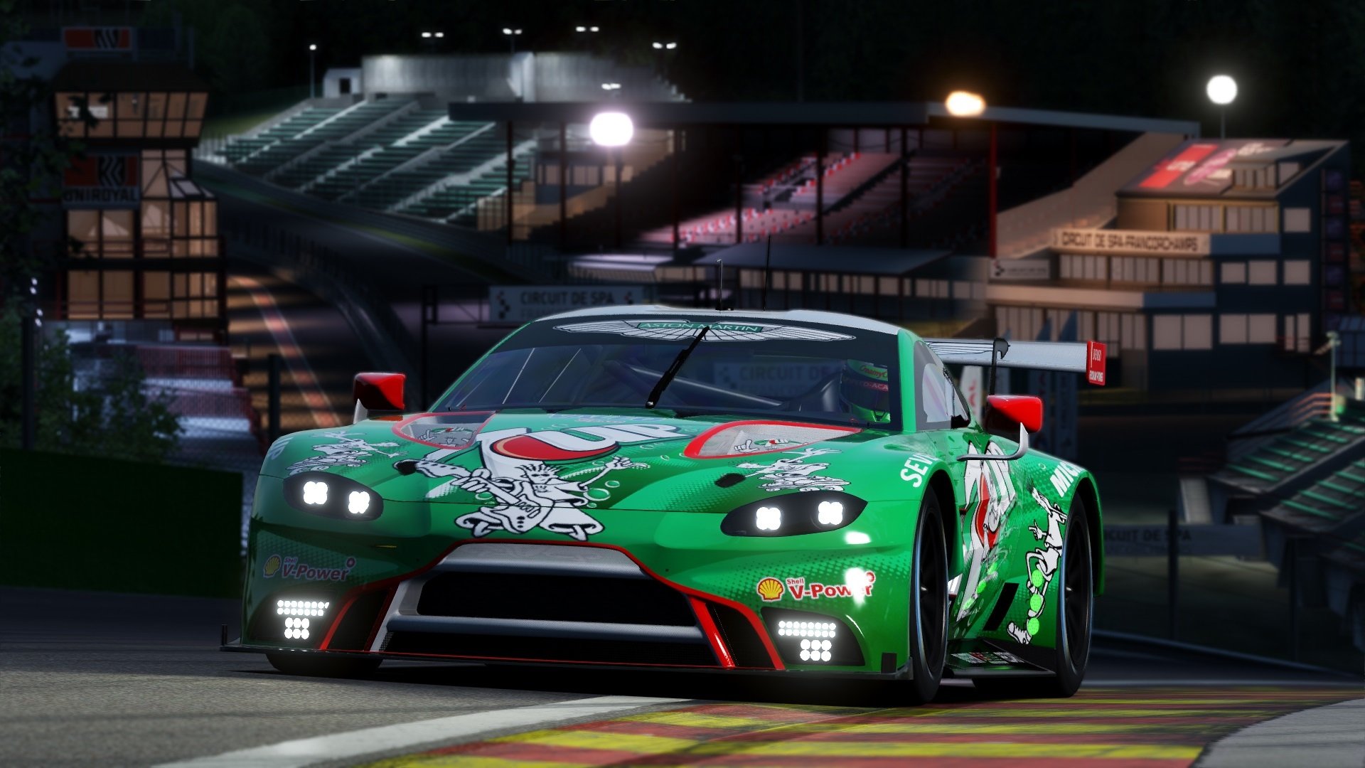 霓虹赛道与攻防节拍器,当F1之夜遇见足球场上的卡马文加