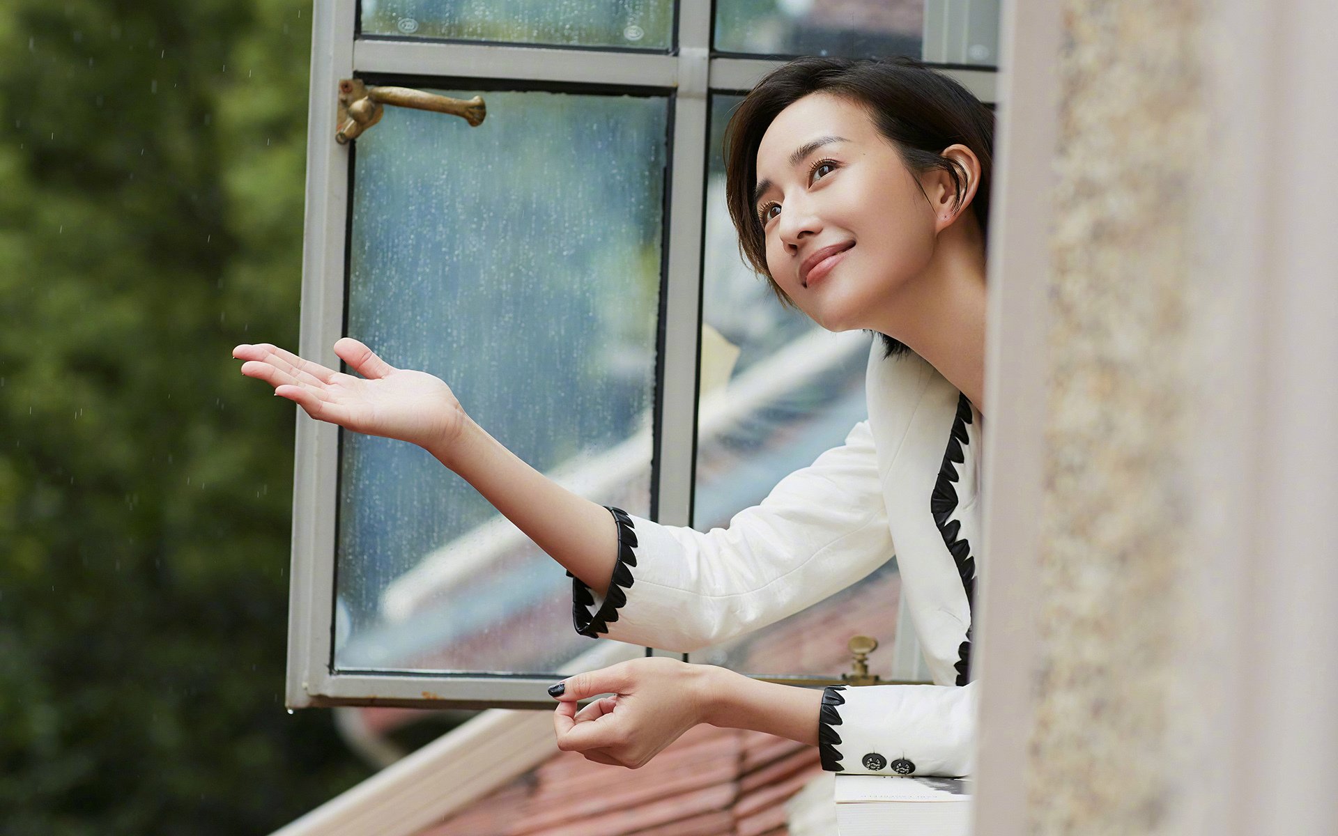 玻利维亚爆冷阿尔及利亚，罗德里F1揭幕战主宰赛场，体育周末的双重震撼